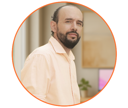 Guille mirando el horizonte a través de un catalejo