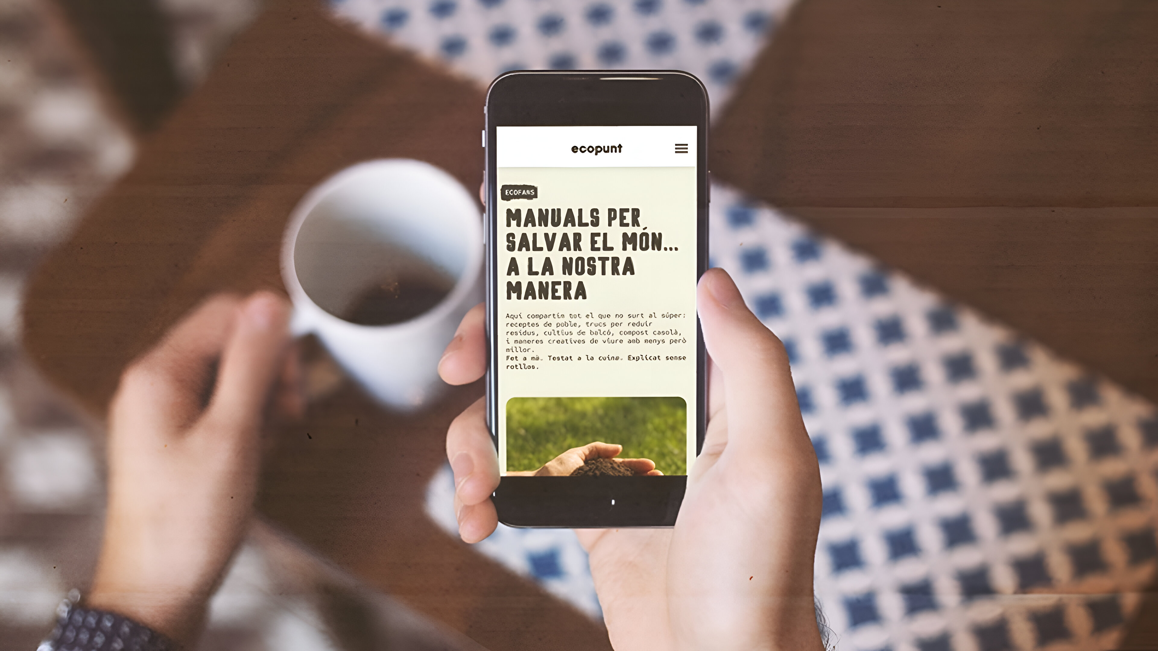 Mockups. Imagen de una pantalla laptop en la que se puede observar una interfaz de chat. Se observa a una mujer interactuando con el ordenador portátil.