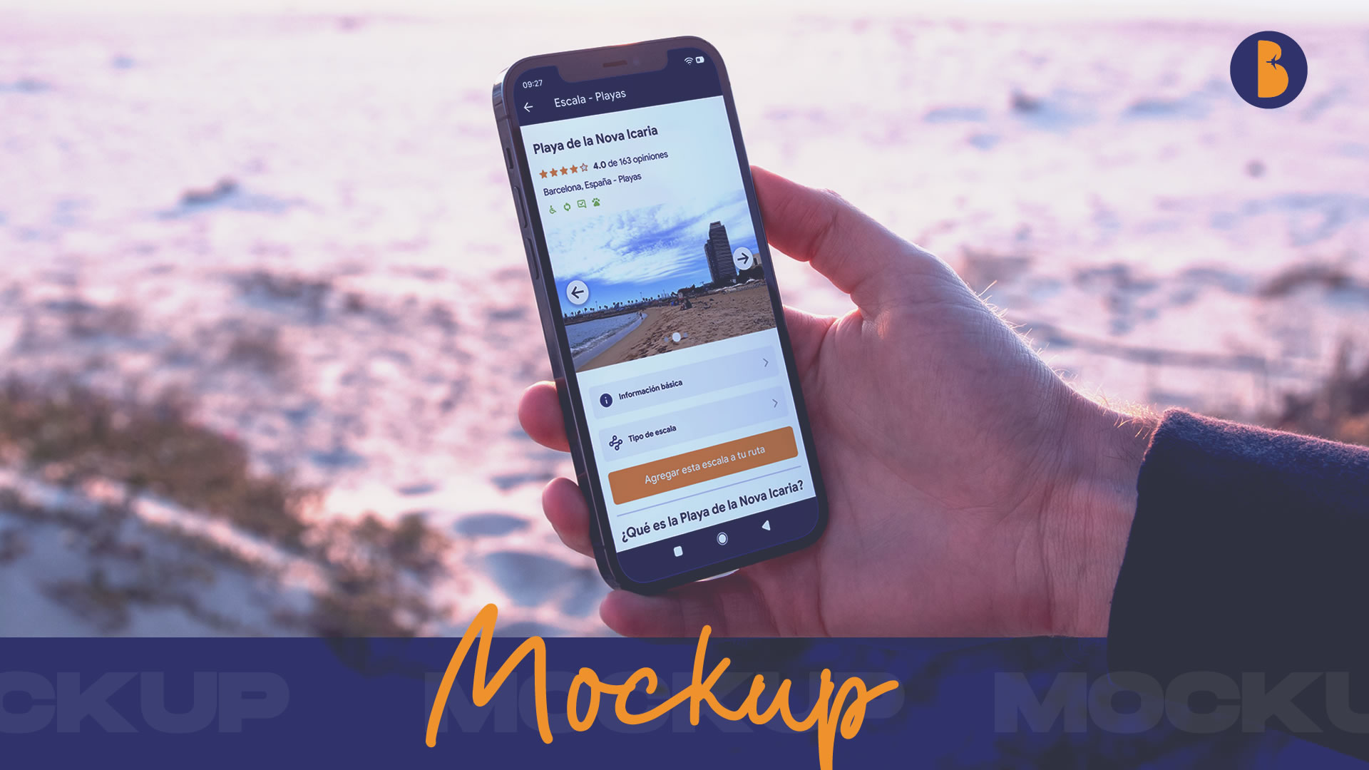 Mockups de la aplicación. Se puede observar una fotografía de una mano sosteniendo un teléfono móvil. En la pantalla se ve información sobre la Escala 'Playa de la Nova Icaria', una fotografía y más información complementaria distribuida sobre la interfaz. De fondo de la imagen, puede verse arena que recibe la luz del sol.