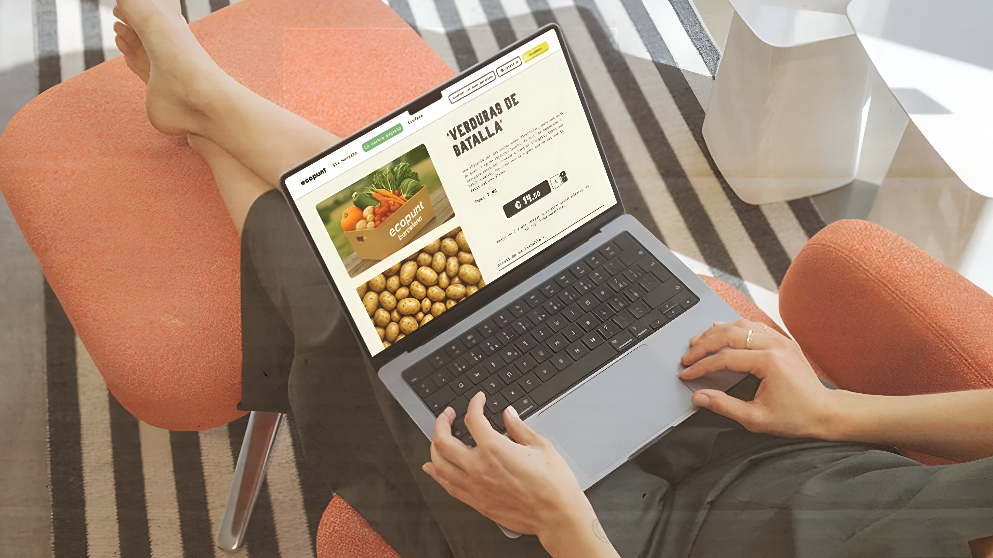 Mockups. Imagen de una tableta que tiene la interfaz del sitio web, sobre un fondo de pepinos y tomates.