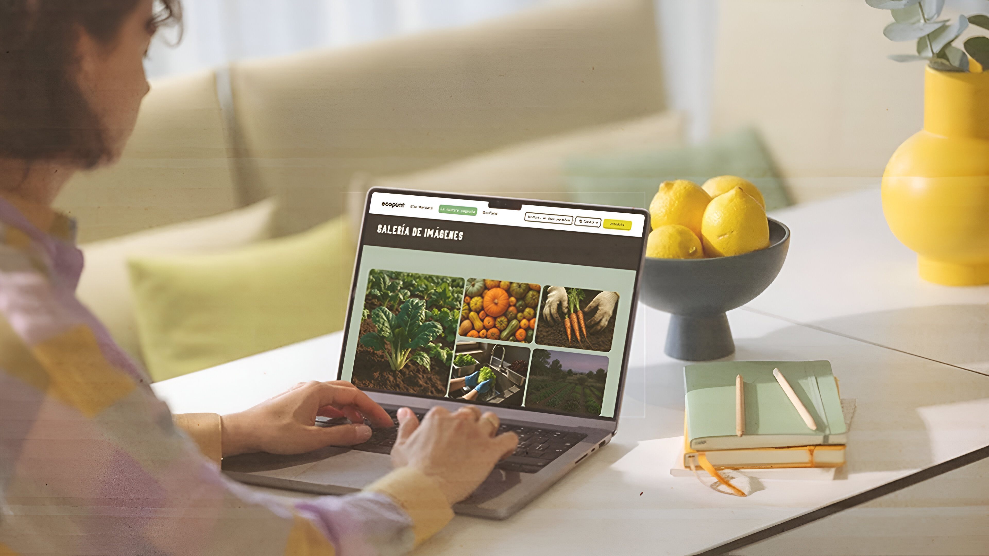 Mockups. Imagen de una pantalla laptop en la que se puede observar una interfaz de chat. Se observa a una mujer interactuando con el ordenador portátil.