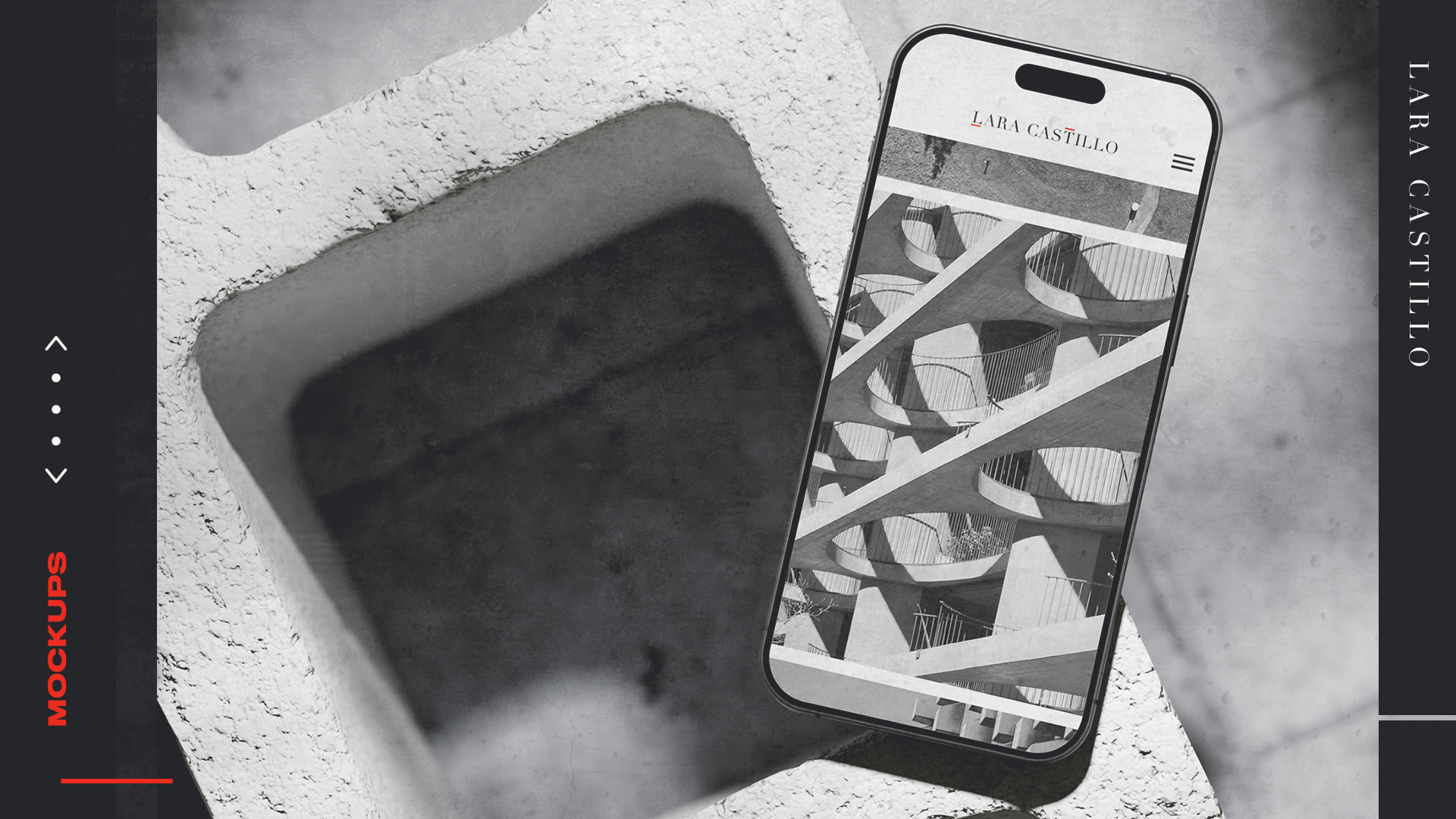 Mockups final. Fotografía en blanco y negro. Se puede observar la web diseñada en una pantalla de teléfono móvil desde una vista cenital. El teléfono está levemente inclinado y apoyado sobre un ladrillo hueco de cemento.