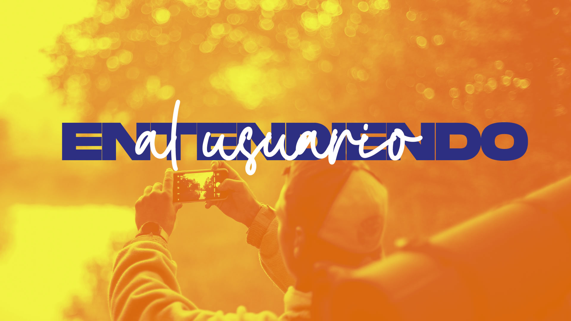 Persona tomando una foto con el móvil al atardecer, sobre un fondo naranja con el texto superpuesto 'Entendiendo al usuario' en tipografía azul y blanca.